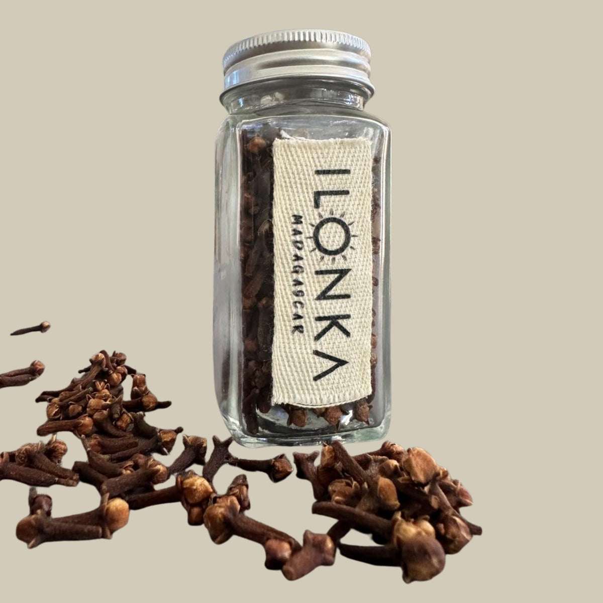 Cloves from Madagascar | Ilonka – glass jar surrounded by whole sun-dried cloves